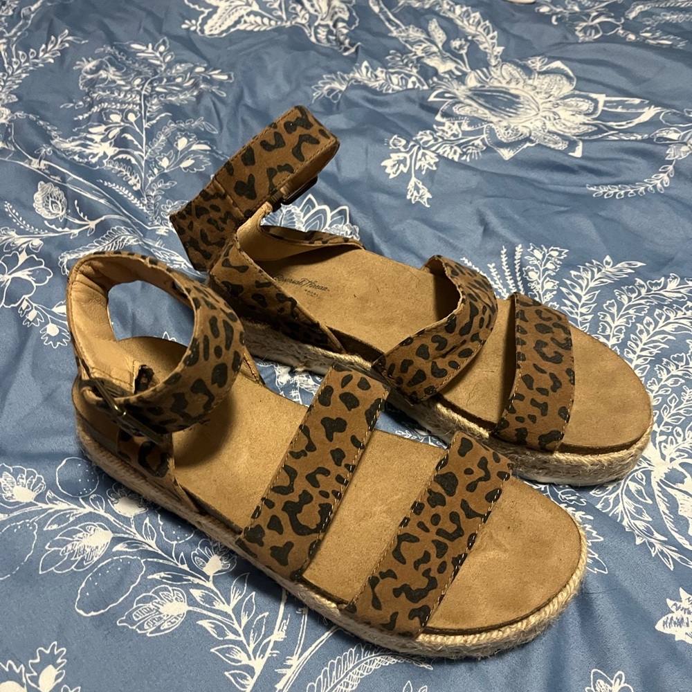 Sandals - Picture 3 of 4